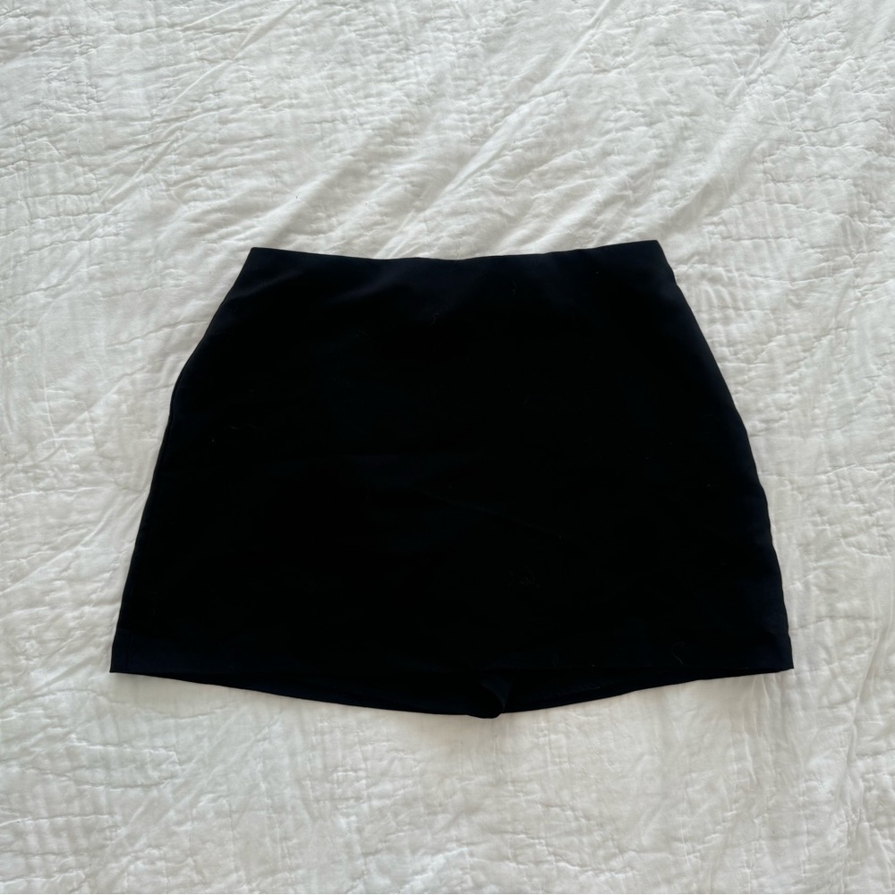 BLACK SKORT